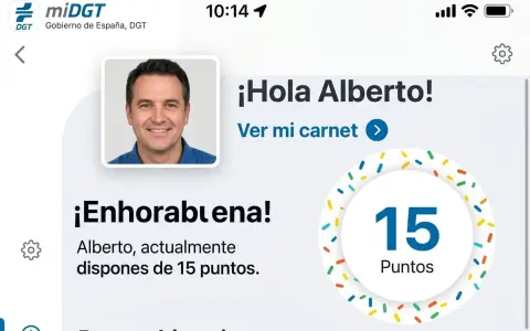 Pantalla de la app miDGT. Muestra el perfil de Alberto, su carnet con 15 puntos y la información sobre el precio del carnet de conducir B.