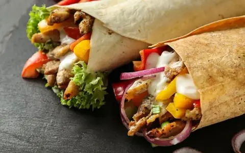 Kebab z frytkami: Ile ma kalorii i jak go "odchudzić"?