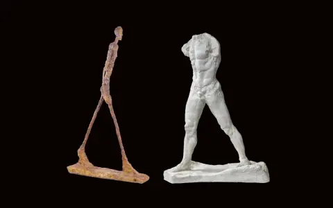 Deux sculptures d'hommes en mouvement : l'un fin et rouillé, l'autre blanc et musclé. L'homme qui marche, une figure intemporelle.
