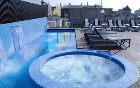 Axel Hotel Berlin: Inklusiver Gay-Hotspot mit Rooftop-Bar & Spa
