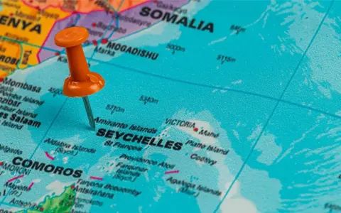 Pomarańczowa pinezka wskazuje Seszele, archipelag na Oceanie Indyjskim, na wschód od Kenii i Somalii.