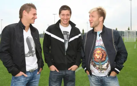 Trzech Polaków w Bundeslidze: Lewandowski, Błaszczykowski i Piszczek pozują na boisku.