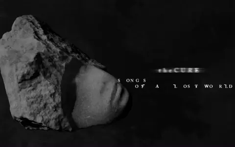 Kamień z wyrytym napisem "Songs of a Lost World" i logo The Cure. Nowa płyta zespołu zapowiada się mrocznie.