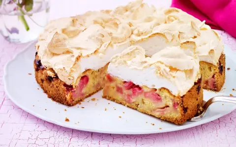 Saftiger Rhabarberkuchen mit luftigem Baiser, ein Genuss für jeden Kaffeetisch.