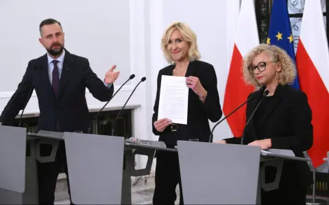 Trzy osoby przy mównicach, w tle flagi Polski i UE. Wibracja związku 8.