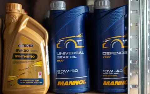 Butelka oleju silnikowego Tedex 5W-30. Zastanawiasz się, co ile wymieniać olej 5w30? Sprawdź instrukcję pojazdu.