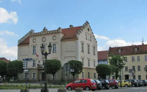 Rynek w Pyskowicach z ratuszem i innymi zabytkowymi kamienicami to jedne z głównych atrakcji miasta.