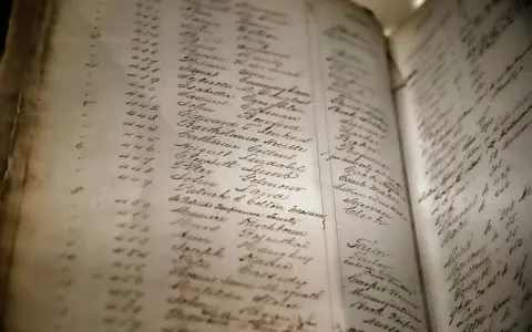 Vieille page d'un registre manuscrit, avec des noms et des chiffres. On y lit des noms comme "August Lindahl" et "Catherine Collins", évoquant un arbre généalogique ou un recensement ancien.
