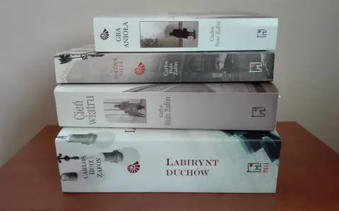Stos książek Carlosa Ruiza Zafóna, niczym cmentarz zapomnianych książek, czeka na odkrycie. "Gra Anioła", "Więzień Nieba", "Cień wiatru" i "Labirynt Duchów".