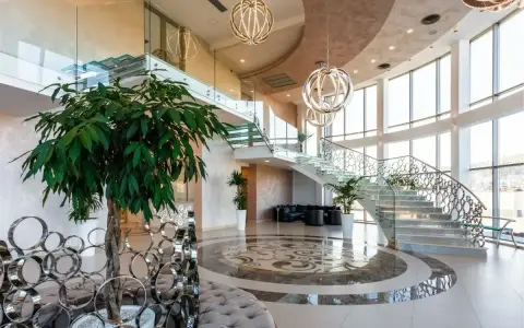 Luksusowe wnętrze z kaskadowymi schodami, szklanymi balustradami i designerskimi lampami. To z pewnością najdroższy hotel na świecie, gdzie każdy detal krzyczy o bogactwie.