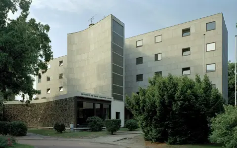 La Fondation Suisse, une œuvre de Le Corbusier à Paris, avec sa façade incurvée et ses fenêtres carrées, se dresse fièrement.
