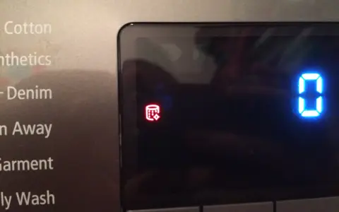 Pralka Samsung wyświetla czerwony symbol bębna z kryształkami, wskazujący na problem z odprowadzaniem wody. To jeden z kodów błędów.