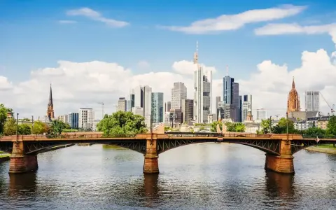 Most nowoczesny Frankfurt nad Odrą rynek z widokiem na rzekę i drapacze chmur.