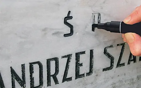 Jaką farbę do malowania liter na pomniku wybrać, aby przetrwała?