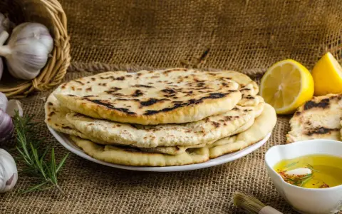 Fladenbrot, frisch gebacken ohne Backofen, mit Knoblauch, Rosmarin und Zitrone. Perfekt für ein schnelles, leckeres Gericht.