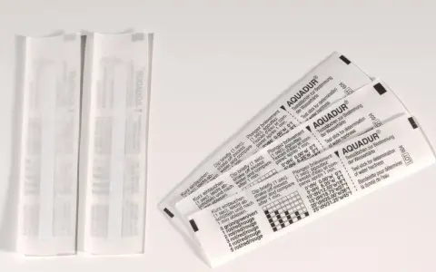 Bandelettes test Aquadur pour déterminer la dureté de l'eau. Instructions en plusieurs langues.