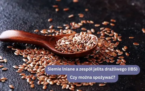 Łyżka pełna siemienia lnianego rozsypanego na ciemnym tle. Siemię lniane na jelita - wsparcie dla układu trawiennego.