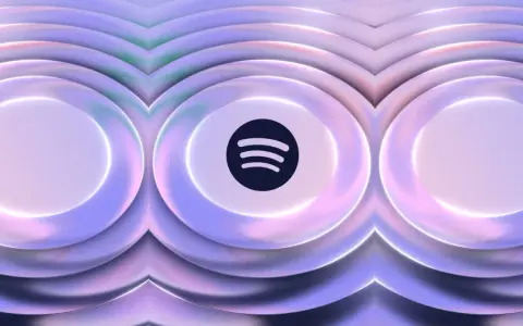 Spotify-logotypen i mitten av en abstrakt, vågig bakgrund i lila och rosa toner. Tänk dig ljudvågor som ger en känsla av spotify hifi.