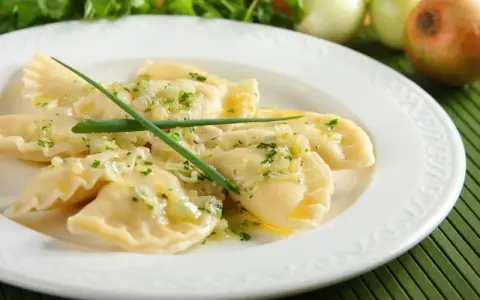 Pierogi Ruskie: Przepis Krok po Kroku | Idealne Ciasto i Farsz