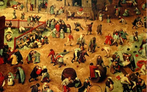 Adelige Kinder im Mittelalter spielen ausgelassen auf einem belebten Platz. Sie reiten auf Fässern, schaukeln und jagen sich.