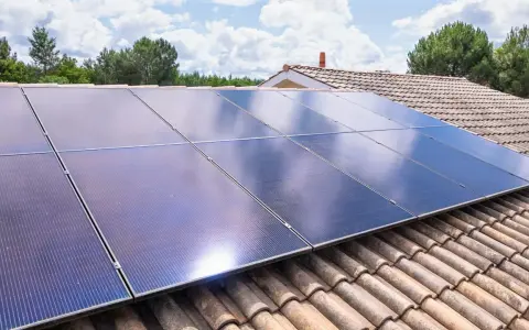 Panneaux solaires sur un toit de tuiles, prêts pour la déclaration de production d'énergie verte.