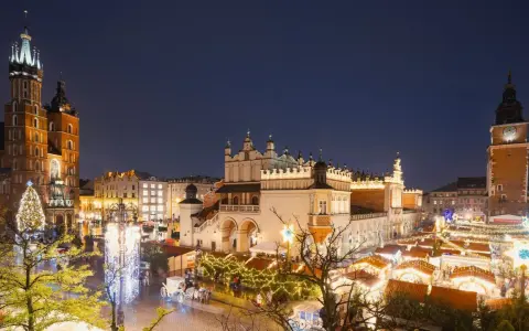 Kraków atrakcje zimą: Rynek Główny nocą, iluminacje świąteczne, Sukiennice, Kościół Mariacki i wieża ratuszowa.