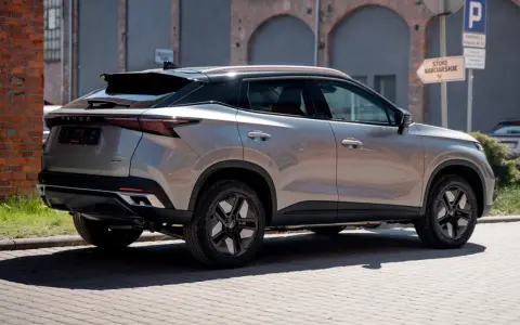 Nowoczesny OMODA 5 w miejskim otoczeniu. Zastanawiasz się nad jego spalaniem? Ten SUV oferuje stylowy wygląd i ciekawe osiągi.