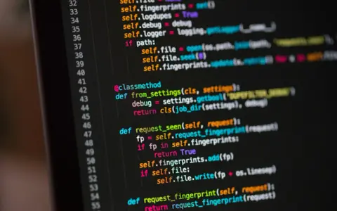Codice Python su schermo scuro, con numeri di riga. Un esempio di codice che potrebbe far riflettere su quanto guadagna un programmatore.