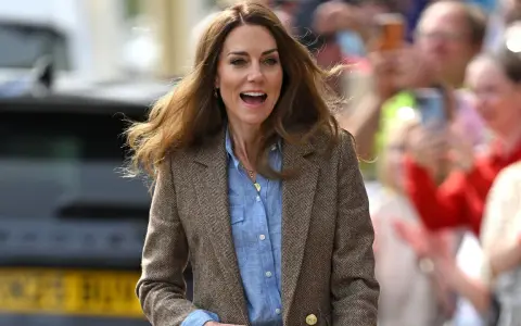 La principessa Kate sorride entusiasta tra la folla, con i capelli mossi dal vento. Le ultime notizie la vedono impegnata in un evento pubblico.