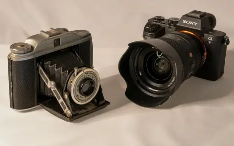 Stary aparat mieszkowy obok nowoczesnego Sony Alpha. Jaki aparat na początek? Oba są ciekawe.