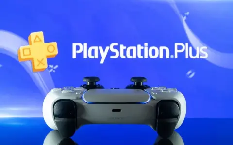 Biały kontroler DualSense na tle logo PlayStation Plus. Sprawdź aktualne ps plus ceny i dołącz do zabawy!