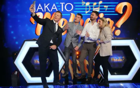 Jaka to melodia obsada robi sobie selfie. Uśmiechnięci uczestnicy pozują na tle scenografii z logotypem programu.
