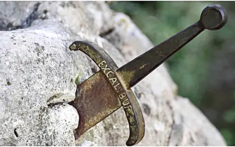 Miecz Excalibur, symbol legendy o królu Arturze, tkwi w kamieniu.