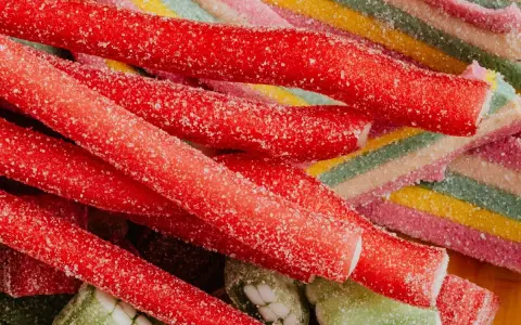 Palitos rojos cubiertos de azúcar y caramelos de colores, ¡así que llevan las chuches!