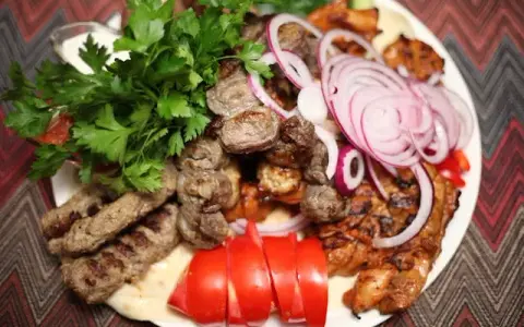 İskender Kebab: Co to jest? Jak rozpoznać autentyczny smak?