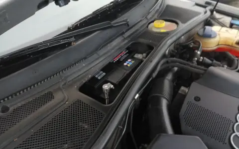 Audi A5 akumulator gdzie jest? Znajduje się pod podszybiem, po prawej stronie, w specjalnej wnęce.
