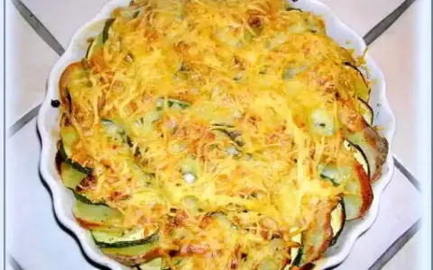 Gratin de courgettes et pommes de terre, doré et gratiné au fromage, prêt à être dégusté.