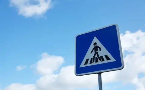 Znaki drogowe na osiedlu: Kto odpowiada i jak postawić legalnie?