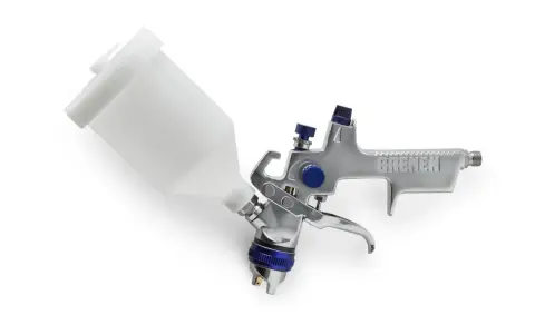 Pistola de limpieza con depósito blanco y cuerpo metálico con detalles azules. Ideal para trabajos de pintura y limpieza.
