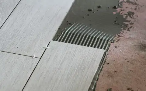 Układanie płytek na kleju. Czekamy, po jakim czasie można chodzić po płytkach, by fugowanie było bezpieczne.