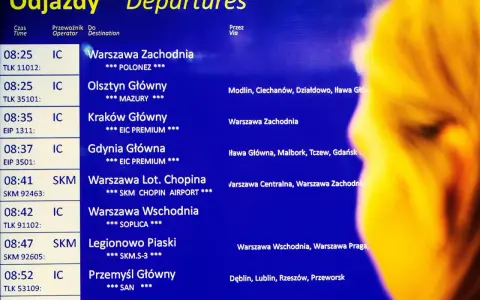 Tablica odjazdów PKP: 08:25 IC do Warszawy Zachodniej, 08:25 IC do Olsztyna Głównego, 08:35 IC do Krakowa Głównego. Kiedy zmiana rozkładu jazdy PKP, warto sprawdzić te odjazdy.
