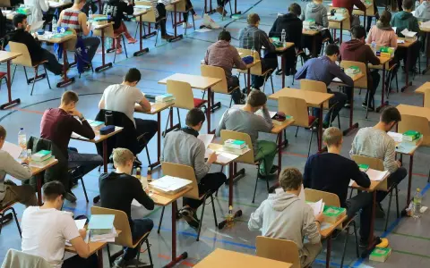 Schüler konzentriert bei einer Prüfung. Die Wortherkunft des Abiturs ist lateinisch, was "weggehen" bedeutet.