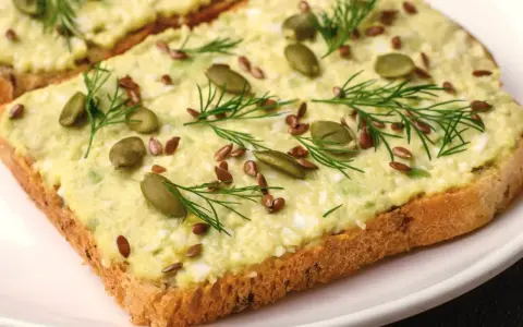 Z czym łączyć chleb? Odkryj setki smaków i pożegnaj nudę!