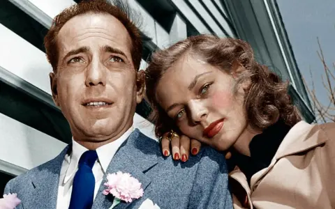 Humphrey Bogart i jego żona Lauren Bacall, ikony kina, w czułym uścisku.