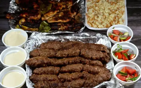 Pyszna shoarma z grillowanym kurczakiem, kebabem, ryżem i sałatkami. Idealny zestaw na wspólny posiłek.