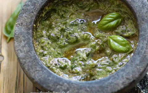 Pesto genovese fresco e profumato, pronto per condire la pasta. Basilico, pinoli e olio creano un connubio perfetto.
