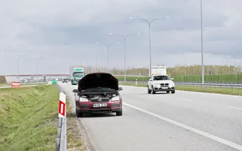 Holowanie na autostradzie: Czy można? Zakazy, wyjątki i mandat!