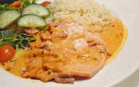Kassler i ugn med krämig sås, serverad med couscous och en fräsch sallad med tomat och gurka. En härlig middag!