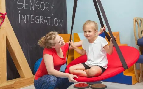 Jak terapeuta integracji sensorycznej wspiera dzieci z trudnościami sensorycznymi