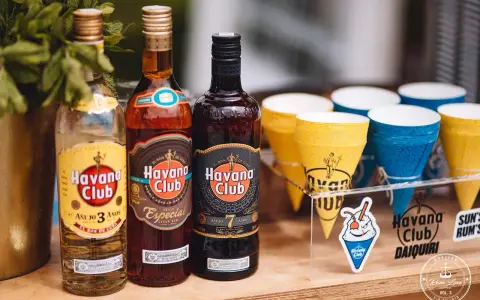 Drinki z rumem: Jak zrobić klasyki i proste koktajle w domu?